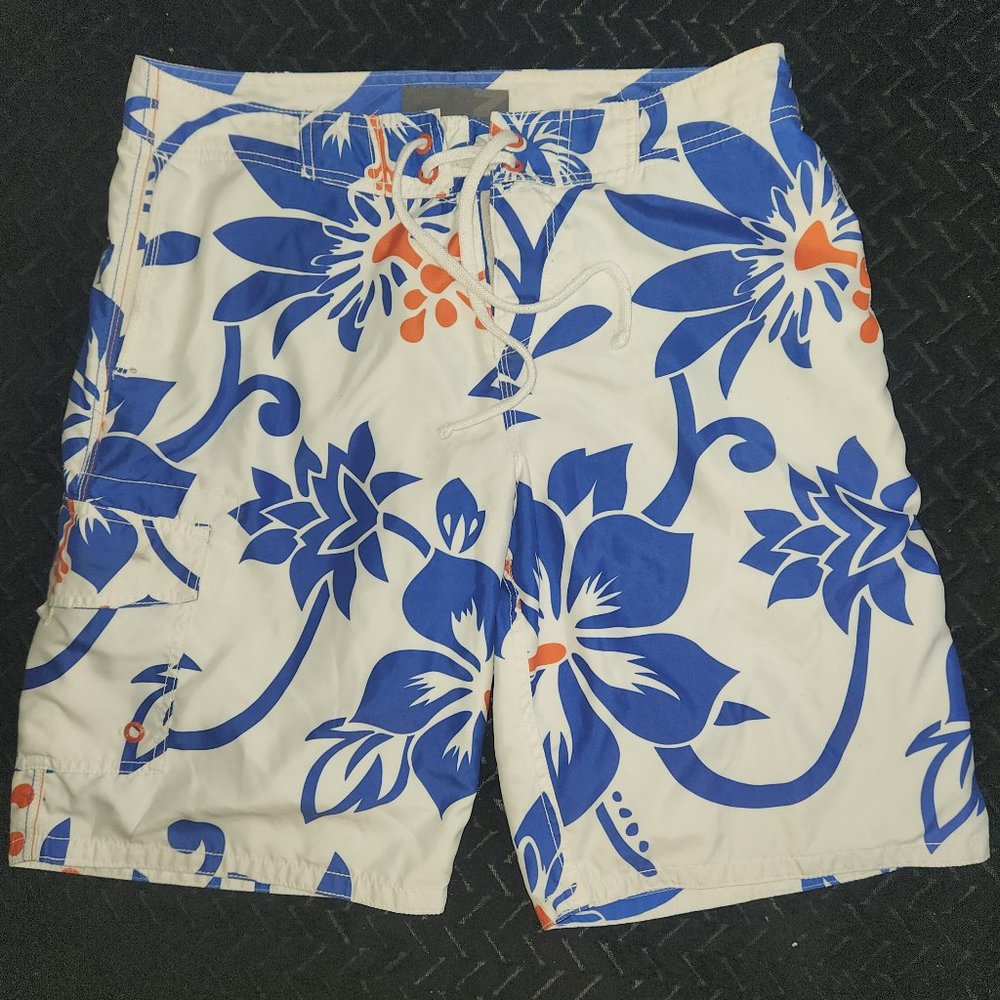 Old navy stylish Men's swim trunks/board shorts in size Medium/ 32" waist